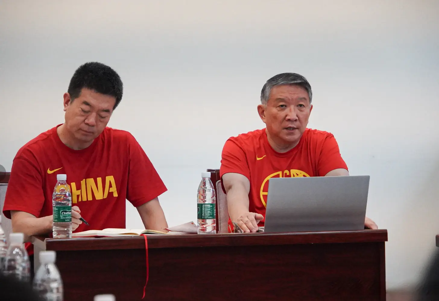 击败对手, 位好帮手